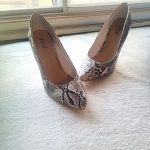 Snake skin patterned pump